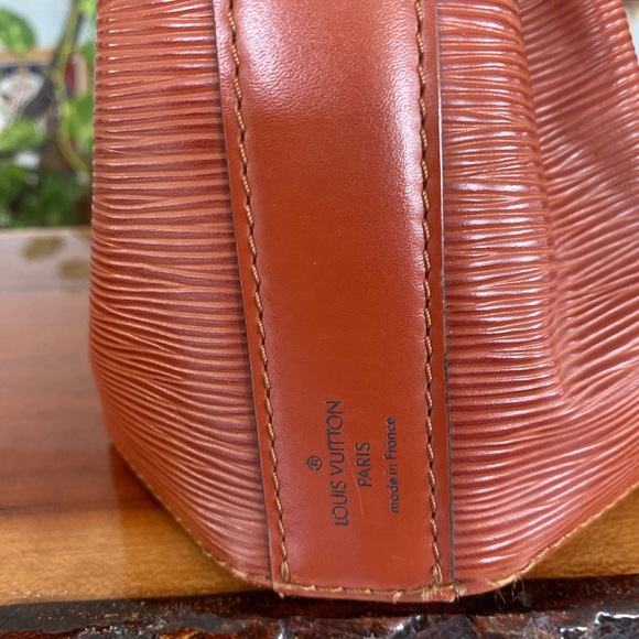 Louis Vuitton Kenyan Fawn EPI Leather Sac D’Epaule PM Bag - Picture 8 of 16